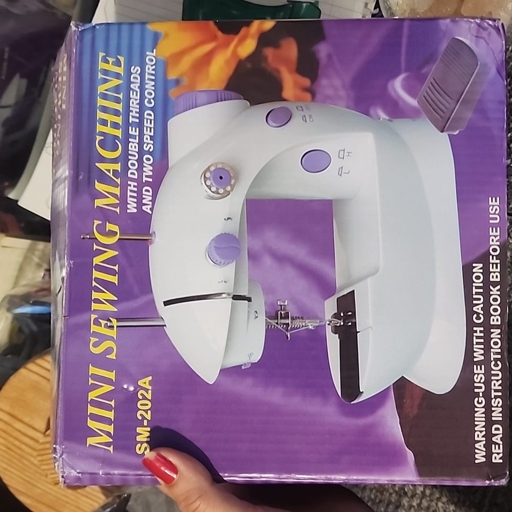 Mini Sewing Machine with Double Threads - Purple - Picture 4 of 5